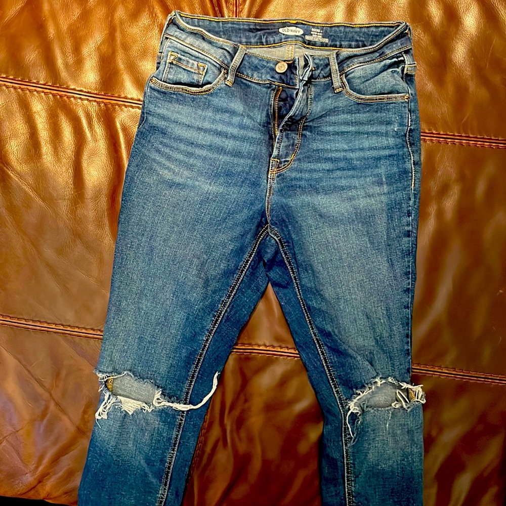 Old Navy Rockstar Super Skinny High Rise; sz 4 petite; holes at knees